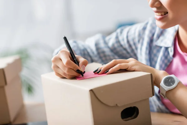 Cropped View Smiling Volunteer Writing Sticky Note Box Charity Center — Stock Photo, Image