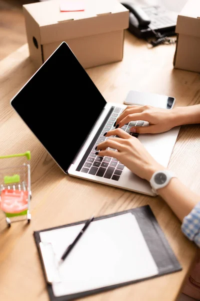 Cropped View Volunteer Using Laptop Blank Screen Boxes Toy Shopping — Stock Photo, Image