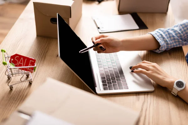 Vista Recortada Del Voluntario Apuntando Computadora Portátil Con Pantalla Blanco — Foto de Stock