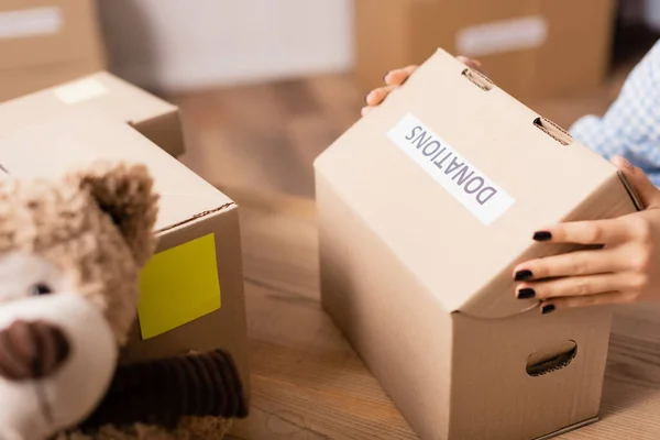 Vista Cortada Mulher Segurando Caixa Papelão Com Doações Lettering Perto — Fotografia de Stock