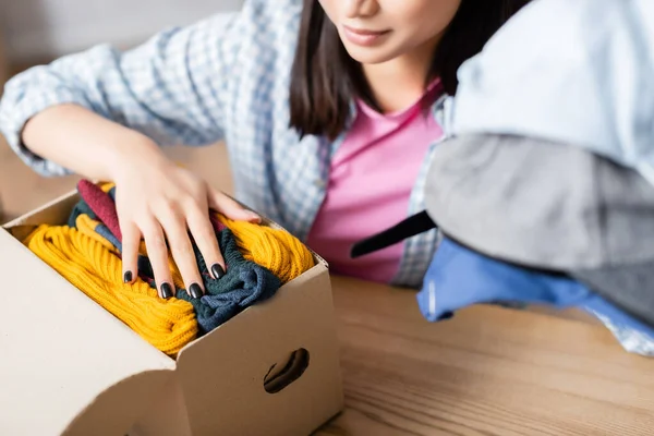 Vista Cortada Jovem Voluntário Colocando Roupas Pacote Papelão Escritório Caridade — Fotografia de Stock