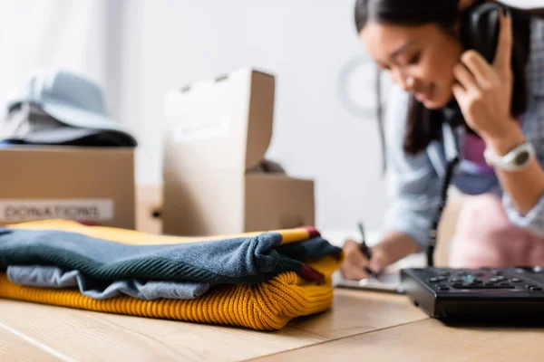 Kleding Tafel Buurt Van Aziatische Vrouw Praten Telefoon Buurt Van — Stockfoto