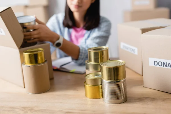 Vista Cortada Alimentos Enlatados Caixas Mesa Perto Voluntário Centro Caridade — Fotografia de Stock