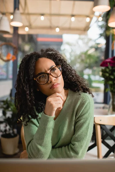 Nachdenkliche Afroamerikanerin Mit Brille Die Wegschaut — Stockfoto