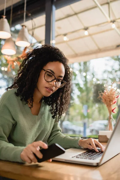 Mujer Afroamericana Gafas Mirando Teléfono Inteligente Primer Plano Borrosa —  Fotos de Stock