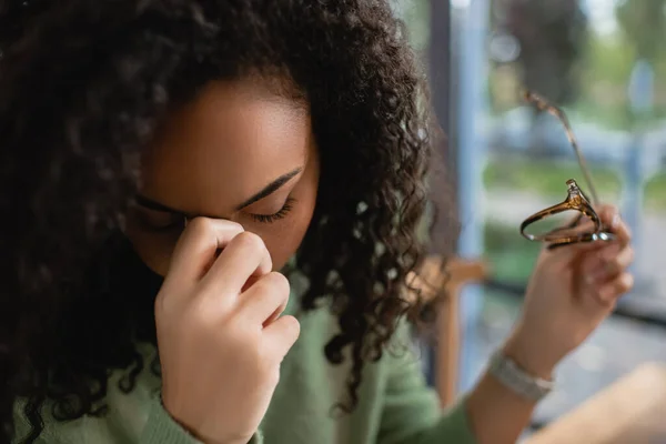 Mujer Afroamericana Cansada Con Los Ojos Cerrados Sosteniendo Gafas — Foto de Stock