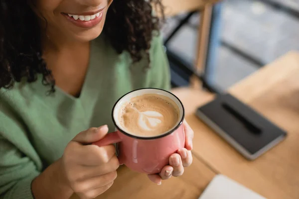 Vista Ángulo Alto Mujer Afroamericana Feliz Sosteniendo Taza Café Cafetería — Foto de Stock