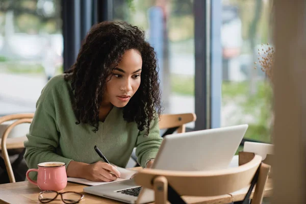 Afrikaans Amerikaanse Vrouw Schrijven Notebook Tijdens Het Studeren Online Cafe — Stockfoto