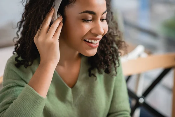 Feliz Afroamericana Mujer Escuchando Podcast Cafetería — Foto de Stock