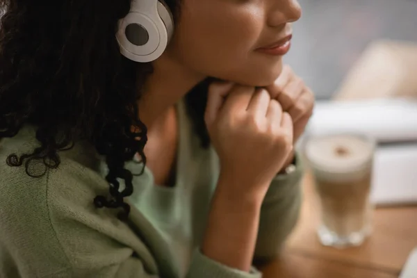 Vista Parcial Mujer Afroamericana Complacida Escuchando Podcast Café — Foto de Stock