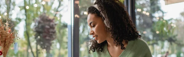 Mujer Afroamericana Escuchando Podcast Auriculares Inalámbricos Banner — Foto de Stock