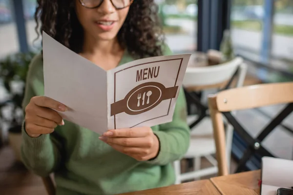 Beskärd Utsikt Över Afrikansk Amerikansk Kvinna Håller Menyn Caféet — Stockfoto