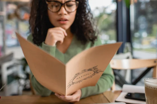 Menú Mano Mujer Afroamericana Sobre Fondo Borroso — Foto de Stock