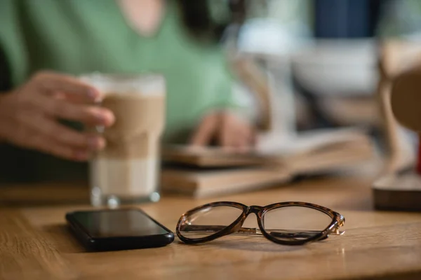 Smartphone Con Schermo Bianco Occhiali Vicino Donna Afro Americana Sfondo — Foto Stock