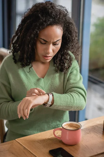 Preoccupato Donna Afroamericana Controllo Orologio Polso Durante Attesa Caffè — Foto Stock