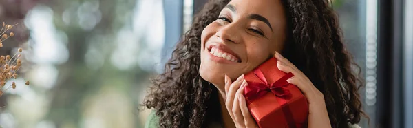 Sorrindo Africano Americano Mulher Segurando Embrulhado Presente Natal Banner — Fotografia de Stock