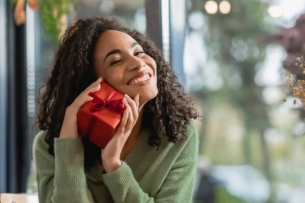 Sonriente Africana Americana Mujer Celebración Envuelto Regalo Navidad — Foto de Stock