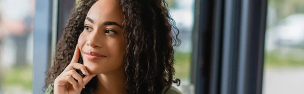 Mujer Afroamericana Soñadora Joven Mirando Hacia Otro Lado Bandera —  Fotos de Stock