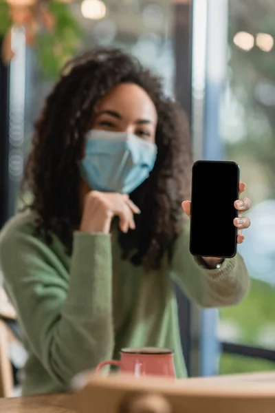 Smartphone Con Pantalla Blanco Mano Mujer Afroamericana Máscara Médica Sobre — Foto de Stock