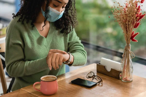 Afro Américaine Masque Médical Regardant Montre Près Smartphone Avec Écran — Photo