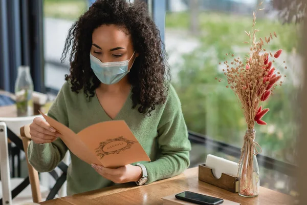 African American Woman Medical Mask Holding Menu Cafe — Stock Photo, Image