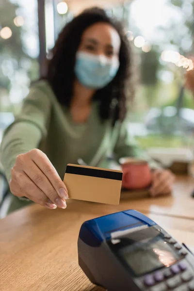 Carta Credito Vicino Terminale Pagamento Mano Della Donna Afroamericana Maschera — Foto Stock