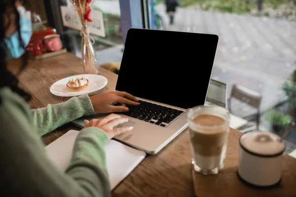 Kivágott Kilátás Afro Amerikai Gépelés Laptopon Üres Képernyőn Közel Üveg — Stock Fotó