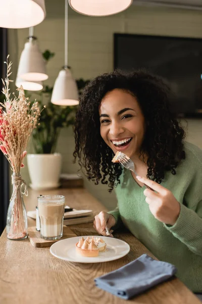 Cheerful African American Woman Eating Tasty Tart Glass Latte Cafe — Stock Photo, Image
