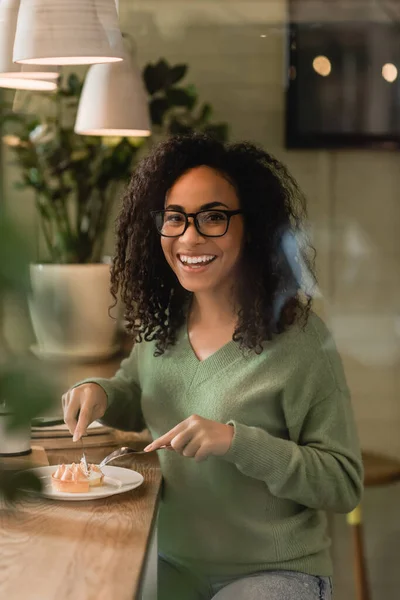 Glad Afrikansk Amerikansk Kvinna Glasögon Håller Bestick Nära Tårta Tallriken — Stockfoto