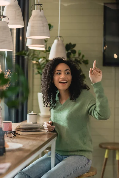 Felice Donna Afro Americana Gesticolando Mentre Chiedeva Conto Bar — Foto Stock