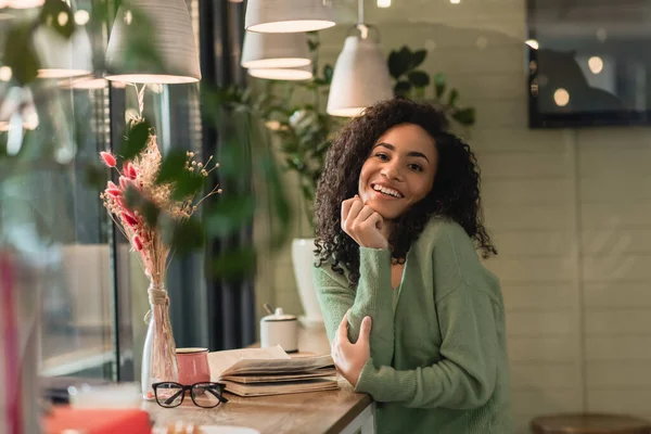 Gülümseyen Afrikalı Amerikalı Kadın Modern Kafede Kameraya Bakıyor — Stok fotoğraf
