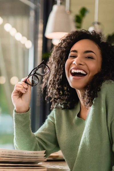 Donna Afro Americana Che Tiene Gli Occhiali Ride Nel Caffè — Foto Stock