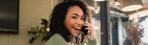 Kafede Akıllı Telefondan Konuşan Neşeli Afro Amerikalı Kadın Yatay Afiş — Stok fotoğraf
