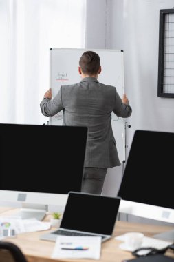 Önplanı bulanık olan simsar ve boş ekranlı monitörlerin arkaplan görünümü