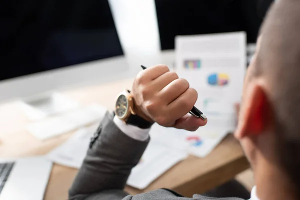 Selektiv Fokus Näringsidkare Hålla Penna Samtidigt Som Man Arbetar Nära — Stockfoto