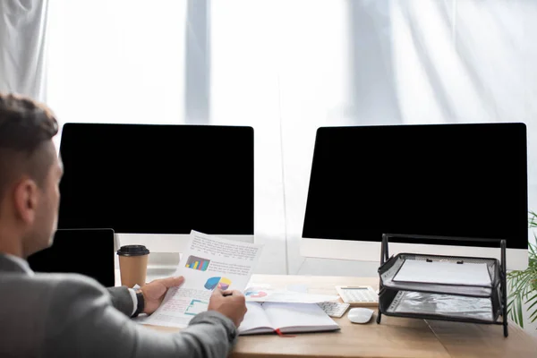 Cropped View Trader Holding Infographics Monitors Blank Screen Blurred Foreground — Stock Photo, Image