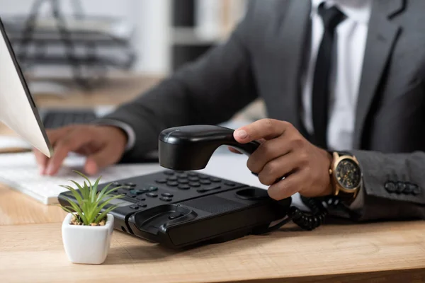 Částečný Pohled Obchodníka Držícího Sluchátko Pevného Telefonu Rozmazané Pozadí — Stock fotografie