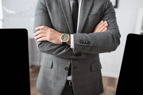 Vista Recortada Del Comerciante Desgaste Formal Reloj Pulsera Pie Con — Foto de Stock