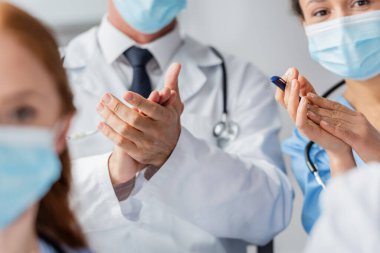 Çok kültürlü doktor ve hemşire, hastanede ön planda bulanık meslektaşlarıyla yaptığı görüşmede alkışladılar
