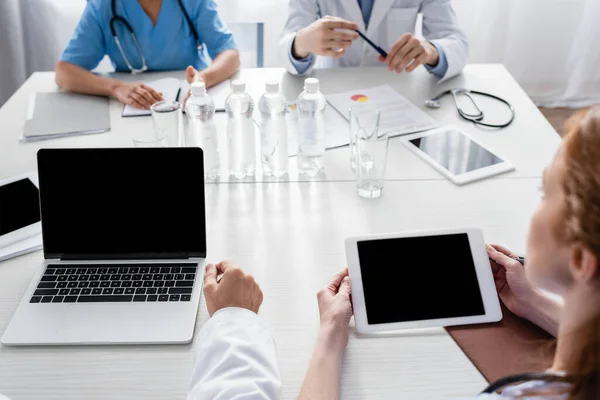 Apparaten Met Blanco Scherm Water Papieren Tafel Buurt Van Ziekenhuispersoneel — Stockfoto