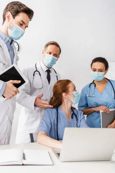 Multikulturelle Krankenschwestern Und Ärzte Mit Laptop Arbeitsplatz Verschwommenen Vordergrund — Stockfoto