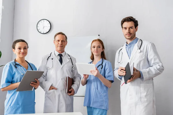 Positives Multiethnisches Krankenhauspersonal Mit Papieren Und Digitalem Tablet Mit Blick — Stockfoto