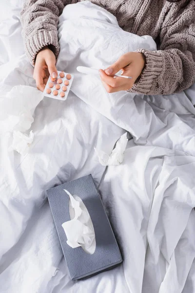 Обрізаний Вид Хворої Молодої Жінки Тканиною Таблетками Термометром Ліжку — стокове фото