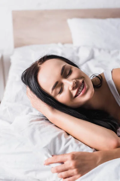 Усміхнена Молода Брюнетка Ліжку — стокове фото