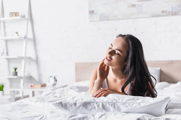 Young Brunette Woman Bed Closed Eyes — Stock Photo, Image