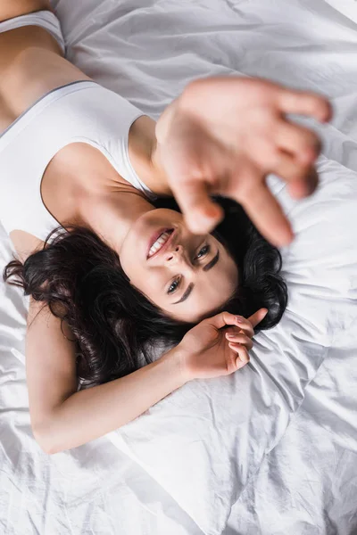 Top View Young Smiling Brunette Woman Lying Bed — Stock Photo, Image