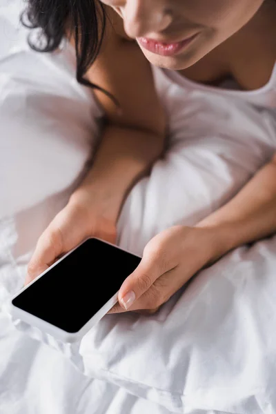 Recortado Vista Joven Morena Mujer Cama Celebración Teléfono Inteligente — Foto de Stock