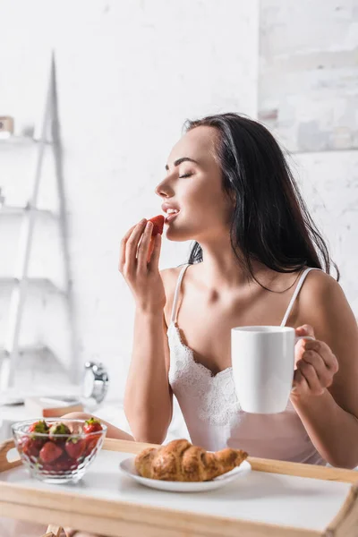 Young Brunette Woman Eating Strawberry Breakfast Bed — Stock Photo, Image