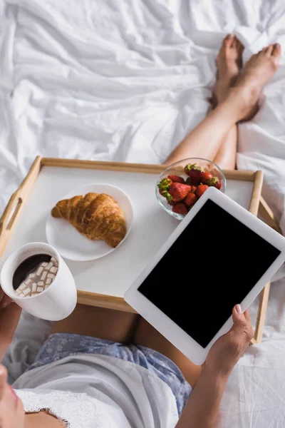 Abgeschnittene Ansicht Einer Frau Mit Croissant Erdbeere Und Kakao Zum — Stockfoto