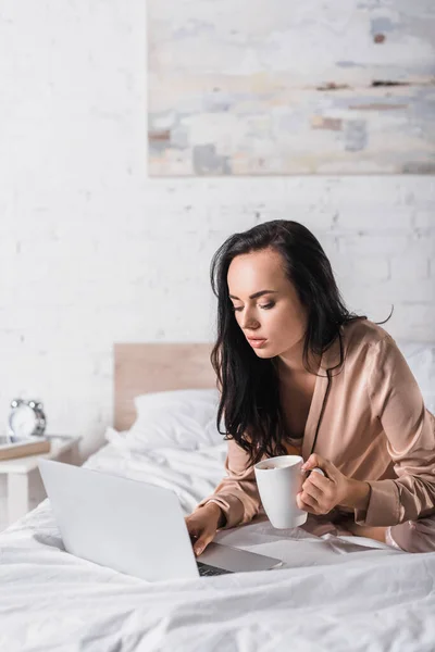Young Brunette Woman Sitting Bed Mug Laptop Morning — Stock Photo, Image